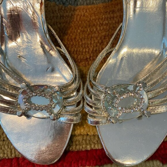 First Sight Silver Rhinestone Dressy Fancy Formal Low Heels Sandals Size 6.5 - Picture 3 of 9